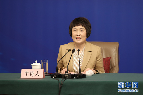 圖為記者會主持人,。新華網(wǎng) 中國政府網(wǎng) 陳杰 攝