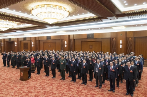 第十三屆全國人民代表大會常務(wù)委員會委員進行憲法宣誓