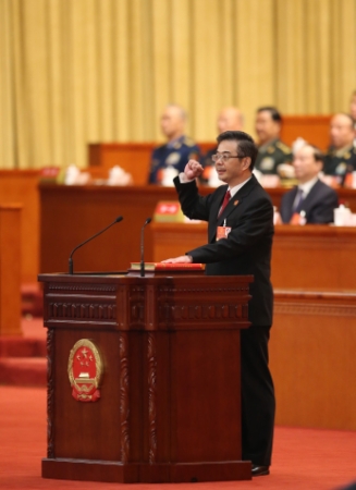 最高人民法院院長(zhǎng)周強(qiáng)進(jìn)行憲法宣誓