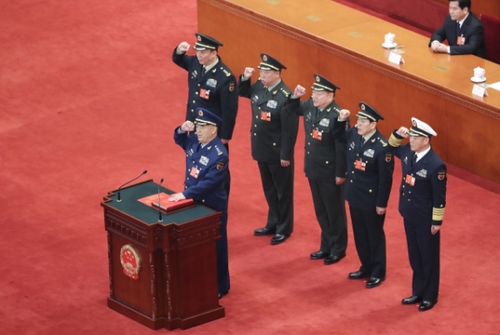 中央軍事委員會(huì)副主席,、委員進(jìn)行憲法宣誓