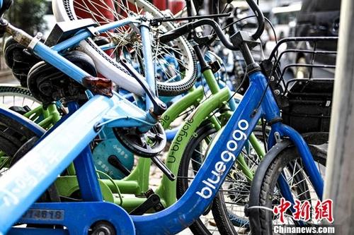 資料圖：廣州，一輛小藍(lán)單車與其它品牌的共享單車被堆放在路邊,。<a target='_blank' href='http://www.chinanews.com/'>中新社</a>記者 陳驥旻 攝