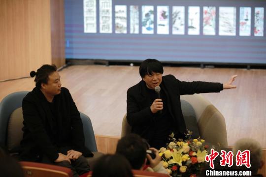 策展人李自?。ㄓ遥┙榻B展覽情況,。李自健美術館供圖