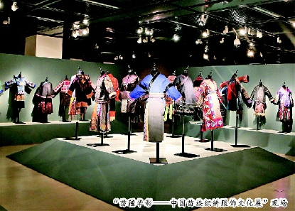 “苗疆華彩———中國苗族織繡服飾文化展”現(xiàn)場(chǎng)