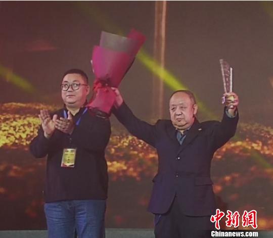 在今年,？2月5日晚舉行的“榜樣的力量”2017年度“高平好人”頒獎典禮上，常四龍以“守護傳承系國盛,、古今文事總關(guān)情”的文化遺產(chǎn)守望者群體代表被評為2017年度“高平好人”,。資料圖 楊杰英 攝