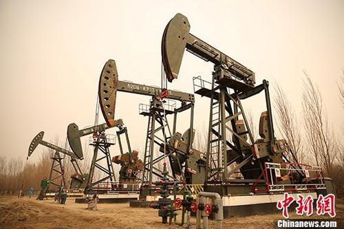 資料圖：3月26日,，黑龍江省大慶油田采油一廠(chǎng)抽油機(jī)工作中,。
<a target='_blank' href='http://www.chinanews.com/'>中新社</a>記者 許書(shū)晨 攝
