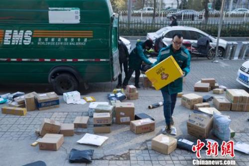 資料圖：山西太原,，物流工作人員正在搬運快遞,。　張云 攝
