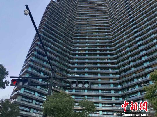 28日,，杭州市住房保障與房產(chǎn)管理局發(fā)布消息稱,，杭州將采取商品住房銷售公開搖號(hào)全程公證制度,，具體辦法將于近期公布,。　張斌 攝