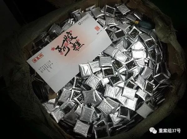 ▲3月5日,，東阿祥云堂公司生產(chǎn)車間的紙箱里等待包裝的“阿膠糕”,。該公司負責人介紹，這些阿膠糕是用牛皮膠添加明膠熬制,。    新京報記者 大路 攝