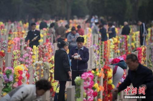 資料圖：4月3日,，山西省太原市,，大批民眾在墓園祭奠親人。 韋亮 攝