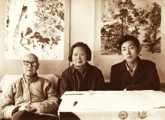 張伯駒,、潘素夫婦及外孫樓開肇合影