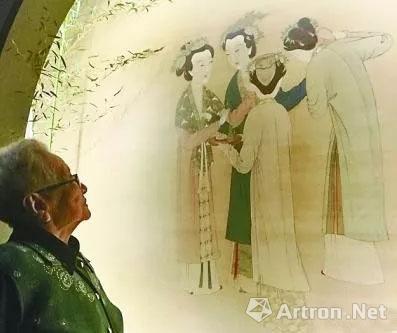 張伯駒與潘素愛女張傳綵在《王蜀宮妓圖》燈箱前駐足凝視,。 　光明日?qǐng)?bào)記者 李韻攝