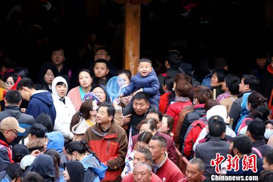 前來觀雪,、賞花,、爭睹山岳經(jīng)典峰林仙境的游客人山人海 王中舉 攝