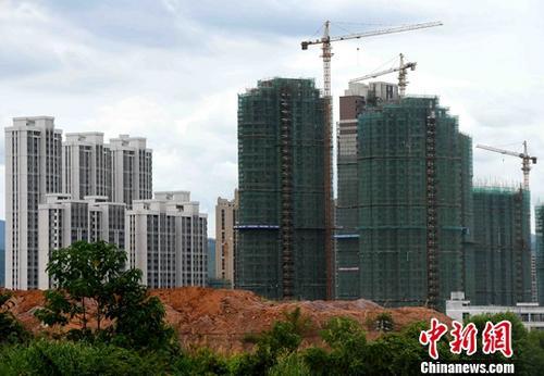 7月18日,，福建省三明市一處房地產(chǎn)樓盤正在開發(fā)建設(shè)中。當(dāng)日,，中國國家統(tǒng)計局發(fā)布的數(shù)據(jù)顯示,，6月份70個大中城市中，一二線城市房價同比漲幅連續(xù)回落,。 <a target='_blank' href='http://www.chinanews.com/'>中新社</a>記者 張斌 攝 7月18日,，福建省三明市一處房地產(chǎn)樓盤正在開發(fā)建設(shè)中。當(dāng)日,，中國國家統(tǒng)計局發(fā)布的數(shù)據(jù)顯示,，6月份70個大中城市中，一二線城市房價同比漲幅連續(xù)回落,。 <a target='_blank' href='http://www.chinanews.com/'>中新社</a>記者 張斌 攝