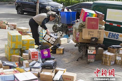 4月7日,，中國(guó)物流與采購(gòu)聯(lián)合會(huì)披露,，3月份中國(guó)快遞物流指數(shù)為105.1%，比上月回升7個(gè)百分點(diǎn),，時(shí)隔兩個(gè)月再次回升到100%以上,。圖為4月2日山西太原，物流快遞工作人員正在分揀快遞,。
<a target='_blank' href='http://www.chinanews.com/'>中新社</a>記者 張?jiān)?攝