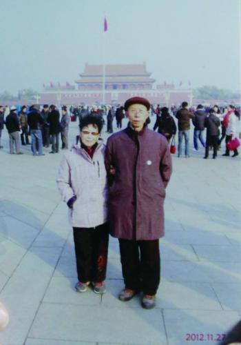 2012年11月27日,，劉命華與丈夫在天安門(mén)廣場(chǎng)合影