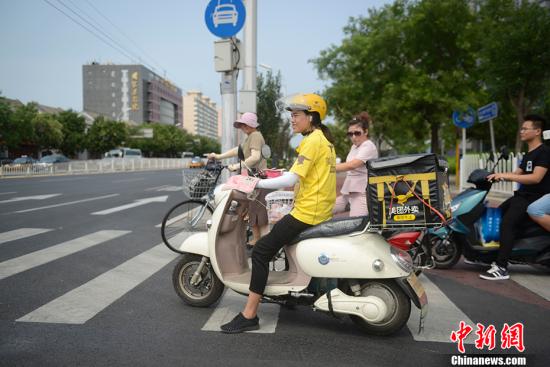 資料圖：外賣(mài)騎手正在送餐,。<a target='_blank' href='http://www.chinanews.com/' >中新網(wǎng)</a>記者 富宇 攝