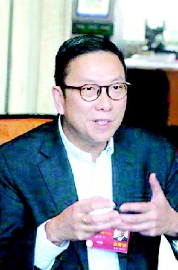 當(dāng)記者向全國政協(xié)委員,、全國政協(xié)人口資源環(huán)境委員會(huì)副主任、港區(qū)省級(jí)政協(xié)委員聯(lián)誼會(huì)會(huì)長施榮懷發(fā)出“與改革開放同行”欄目采訪邀請后,，他爽快地應(yīng)允了,。見面時(shí)，他表示，之所以對這個(gè)話題感興趣,，是因?yàn)椤皩Ω母镩_放感受特別深”,。