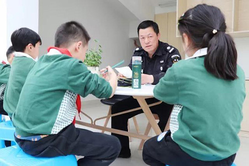 這所小學(xué)書法課是保安教的 請(qǐng)假條曾驚艷老師家長