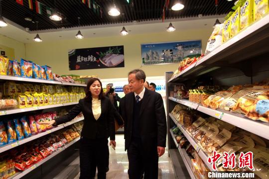 中國商業(yè)聯(lián)合會會長姜明(前右)參觀天津安全食品體驗中心,。　張道正 攝