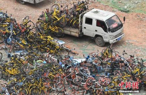 工作人員正在搬卸運(yùn)來的共享單車。 <a target='_blank' href='http://www.chinanews.com/'>中新社</a>記者 張斌 攝