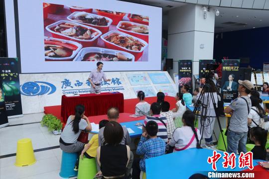 鐘凱在普及“網(wǎng)紅食品”懶人火鍋的相關(guān)安全知識?！∞r(nóng)立堯 攝