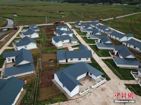 灑拉地坡鄉(xiāng)姐把哪打村距四川涼山昭覺(jué)縣城39公里,，全村幅員面積22平方公里，總戶(hù)數(shù)共432戶(hù),、1667人,，全部為彝族。該村貧困戶(hù)收入主要靠馬鈴薯,、蕎麥等傳統(tǒng)種植和羊,、豬養(yǎng)殖。村內(nèi)自然條件差,，氣候惡劣,，土地貧瘠、產(chǎn)業(yè)效益低,，基礎(chǔ)設(shè)施薄弱,、居住環(huán)境差，受教育程度底,，這是原來(lái)全村的貧困狀況也是致貧原因,。目前，該村在2016年,，已易地搬遷61戶(hù)224人,，建設(shè)總投資超過(guò)483萬(wàn)元,，住進(jìn)了新的統(tǒng)一風(fēng)貌的小洋房,。 張浪 攝
