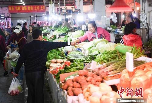 資料圖：農貿市場內菜商正在忙碌賣菜,。<a target='_blank' href='http://www.chinanews.com/'>中新社</a>記者 陳超 攝 