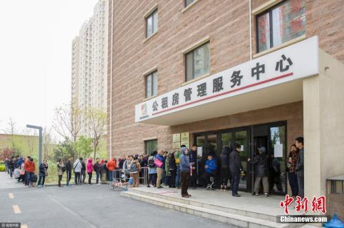 圖為2017年4月11日,，北京,，在燕?！ゑR泉營家園公租房項目現(xiàn)場排隊辦理公租房登記的隊伍,。圖片來源：視覺中國