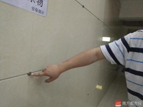 新小區(qū)未交樓外墻就掉瓷片 業(yè)主:出入要戴安全帽