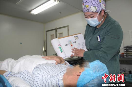 陳蓉菁繪制的卡通漫畫已經(jīng)制作成一本宣教漫畫,，在科室內(nèi)推廣 朱捷 攝
