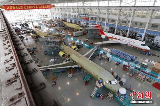 日前,，6架國產ARJ21支線客機同時在上海飛機制造公司大場基地總裝，這也創(chuàng)下了上海民機制造業(yè)同時總裝飛機的數量紀錄,。不久,，第3架ARJ21飛機將交付給成都航空。成都航空成為目前全球唯一的擁有中國民機ARJ21機隊的航空公司,。 殷立勤 攝