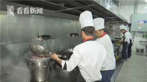大學(xué)食堂推出油炸玫瑰花 已成網(wǎng)紅菜搶購(gòu)需秒殺