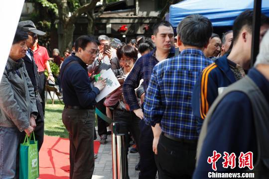 許多郵迷排隊等待購買《紅樓夢系列畫稿冊》郵品,。　殷立勤 攝