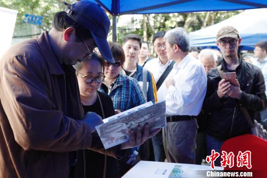 郵迷正在觀看《紅樓夢系列畫稿冊》,。　殷立勤 攝