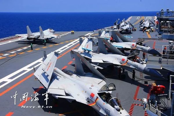 ▲艦載戰(zhàn)斗機(jī)著艦轉(zhuǎn)向停機(jī)區(qū),。記者張雷 攝