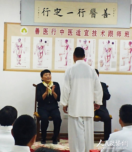三,、張梅穎關(guān)切地詢問中國好村醫(yī)劉永勝的身體恢復(fù)狀況。梓涵 攝影