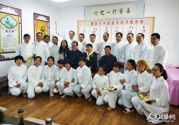 四,、與會領(lǐng)導(dǎo)與部分善醫(yī)行的學(xué)員們親切留影,。梓涵 攝影