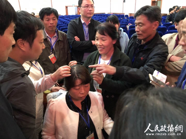 五,、善醫(yī)行學(xué)員在練習(xí)針灸實操技術(shù)。呂平平 攝影