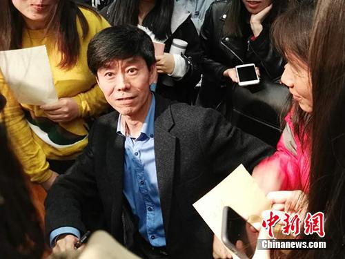 講座后,，王津被聽眾團團圍住,。中新網(wǎng)記者 宋宇晟 攝