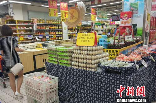 市民在超市里購(gòu)物,。<a target='_blank' href='http://www.chinanews.com/' >中新網(wǎng)</a>記者 李金磊 攝