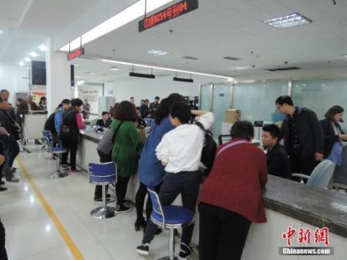 資料圖：民眾在辦理保險業(yè)務(wù),。韓章云 攝