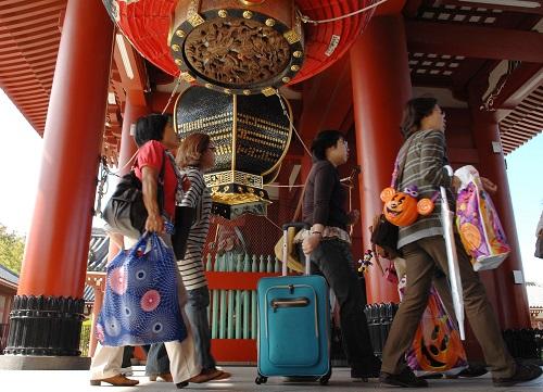 2011年10月6日,，中國游客在日本東京臺東區(qū)的淺草寺游覽。 新華社發(fā)