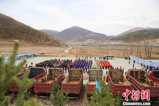 圖為項(xiàng)目集中復(fù)工開(kāi)工儀式現(xiàn)場(chǎng),?！∈┘焉?攝