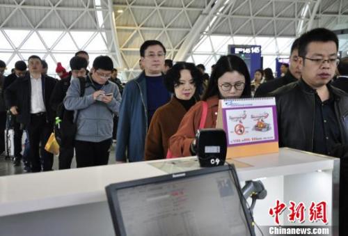 圖為旅客等待進(jìn)入客艙,。　呂俊明 攝