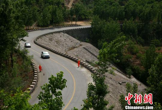 53歲養(yǎng)路工堅(jiān)守深山33年累計養(yǎng)護(hù)總里程16萬公里