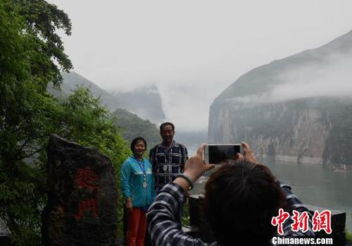 圖為三峽夔門吸引游客駐足拍照留念,。　周毅　攝