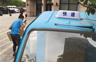  5月5日,，北京亦莊,，一輛快遞三輪車上安裝了寫有“快遞”字樣的專用燈,。新京報(bào)記者 吳江 攝