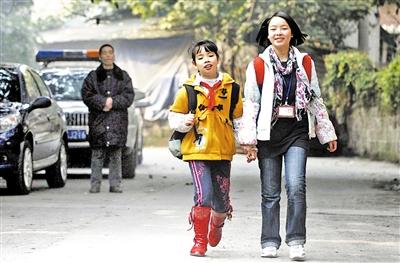 2009年12月,，在馮邦武的目送下，兩姐妹高高興興去上學(xué),，她們已在重慶生活了近一年,。何熠 攝