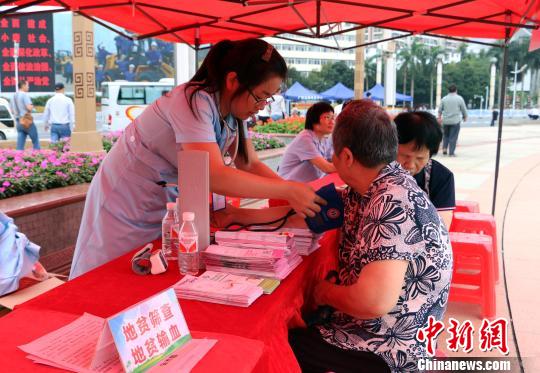 圖為現(xiàn)場(chǎng)咨詢(xún)義診活動(dòng),。　曹依婷 攝