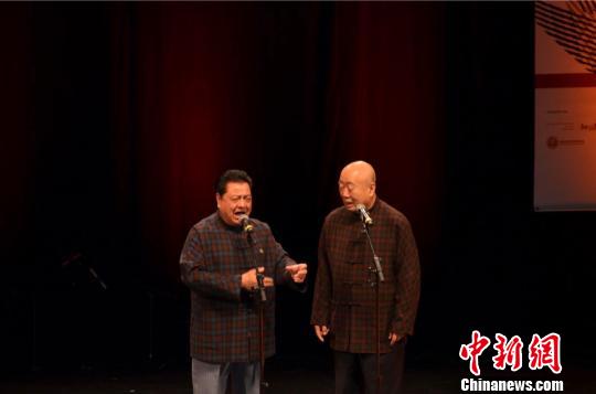 “neo leben她的笑容——北京曲藝家協(xié)會專場”活動由相聲大師李金斗,、李建華壓軸，經(jīng)典作品《歡歌笑語》為柏林的女性精英們帶來了無限的“歡聲笑語”,。主辦方供圖